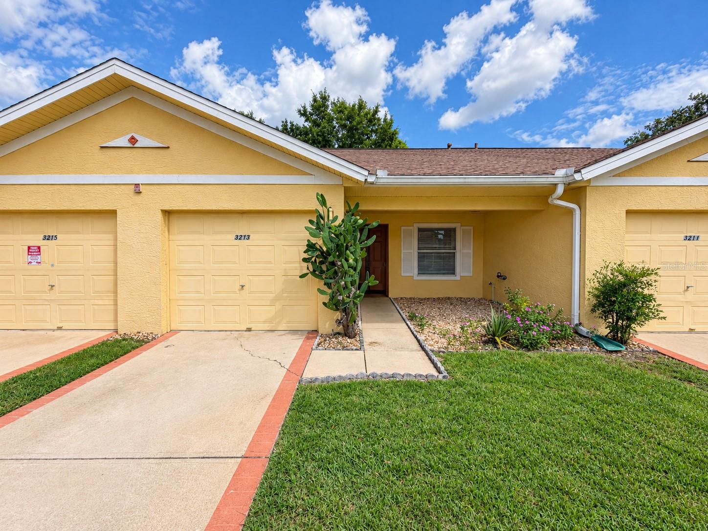 Listing photo 1 for 3213 Queen Palms Ct