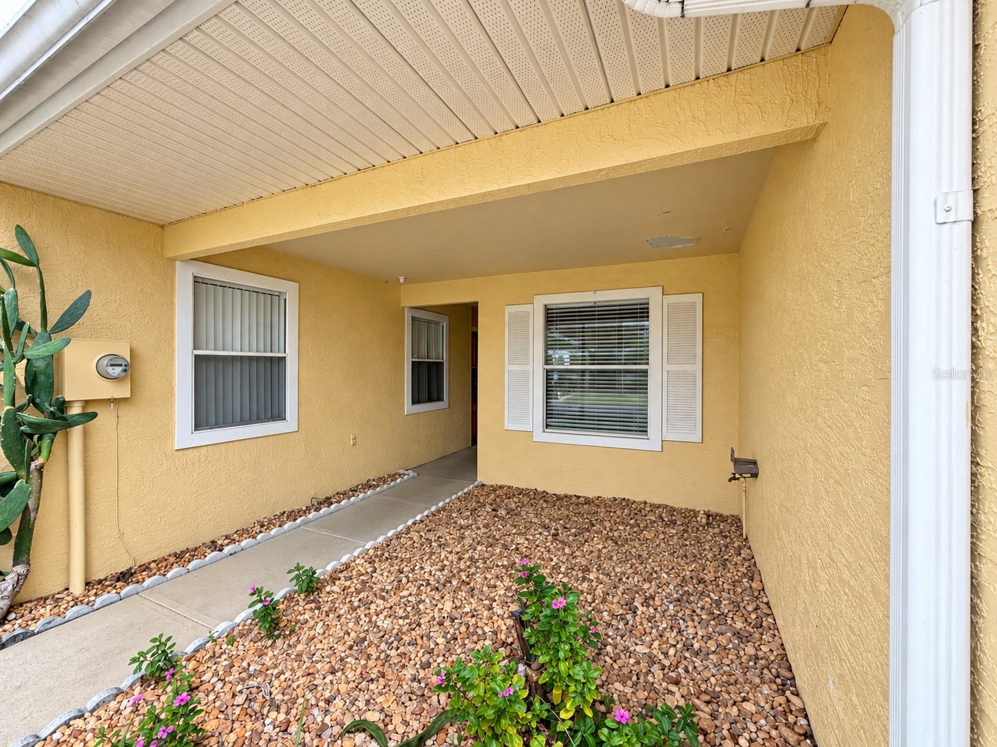 Listing photo 2 for 3213 Queen Palms Ct