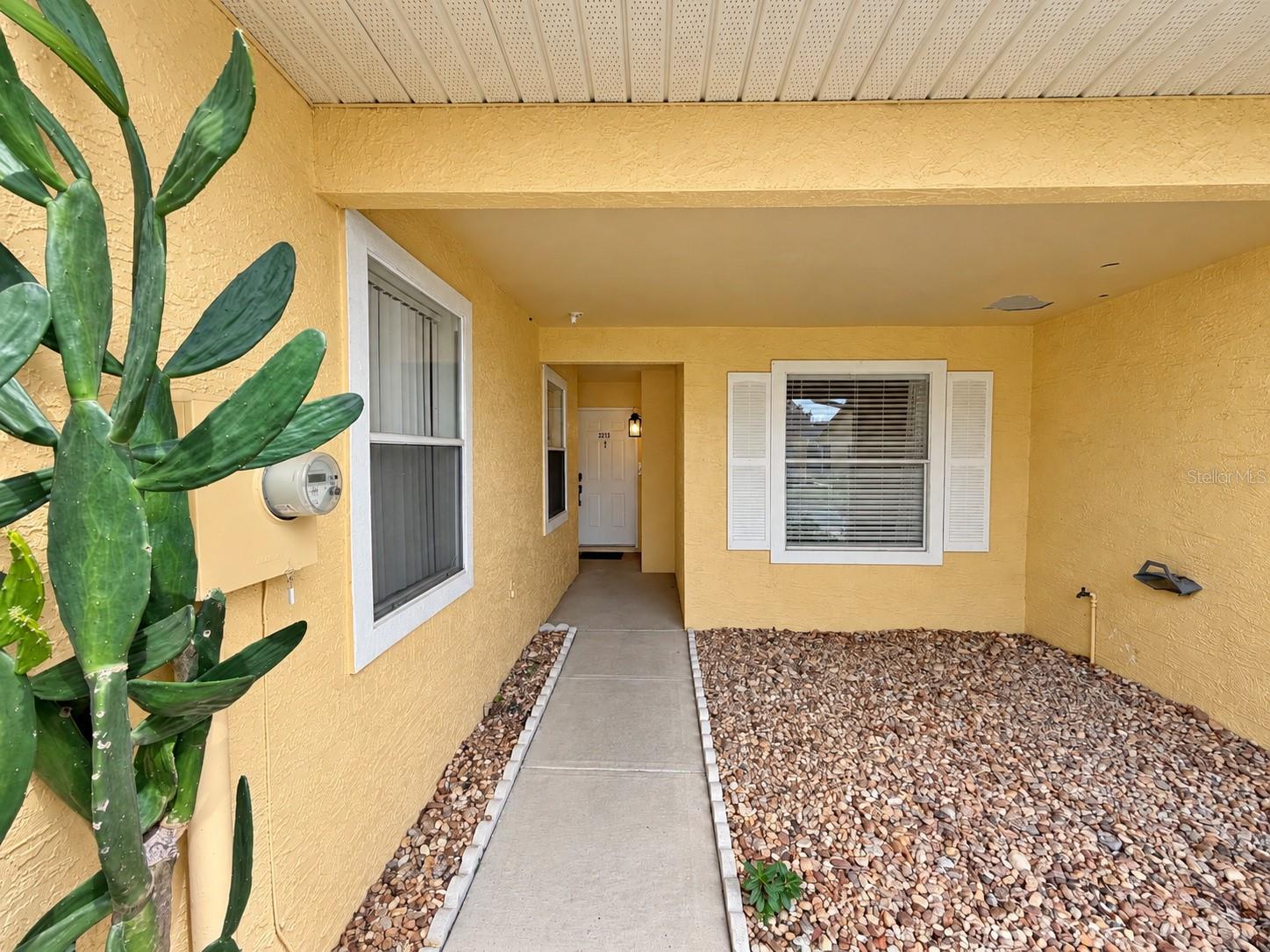 Listing photo 3 for 3213 Queen Palms Ct