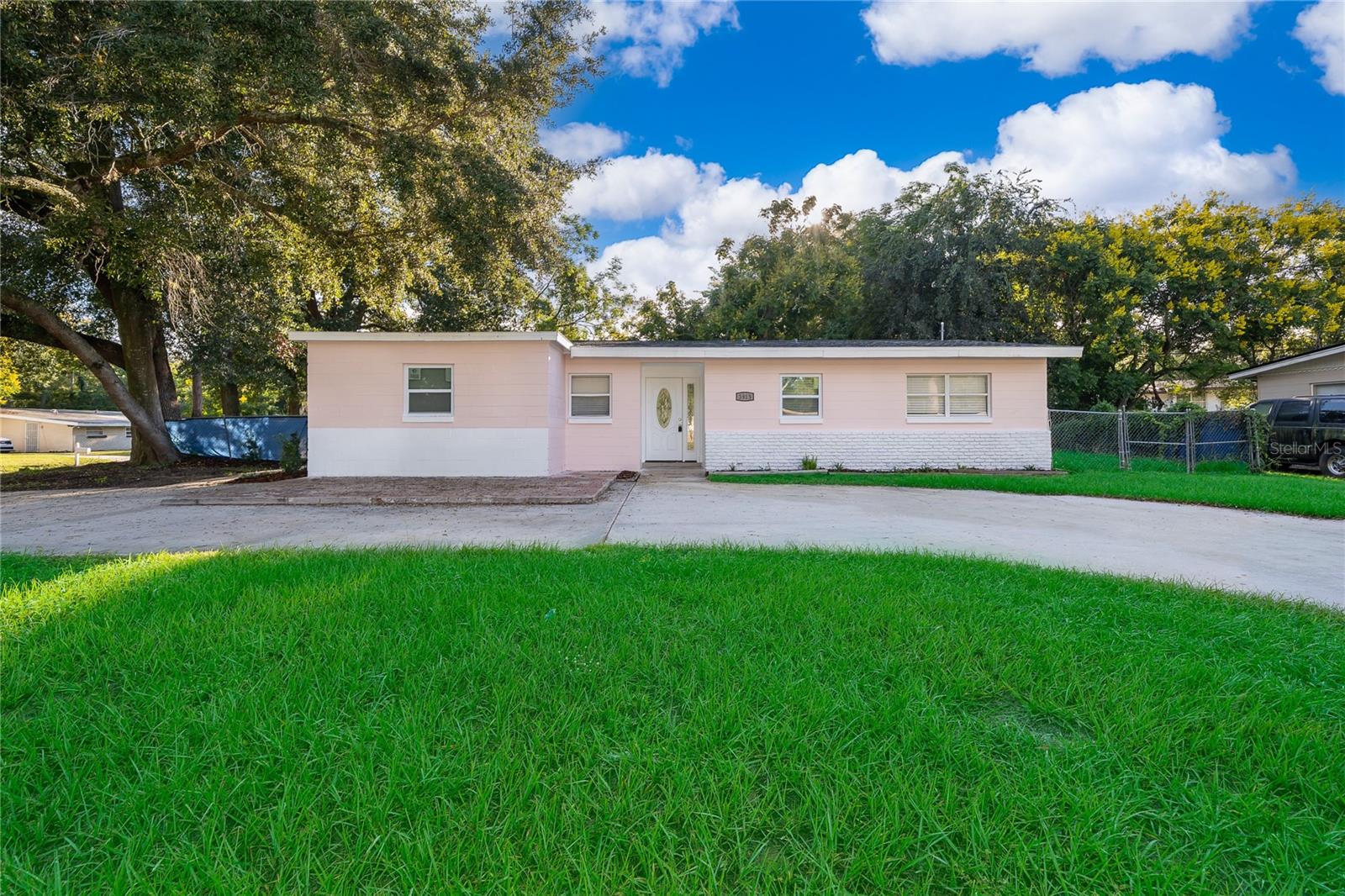 Listing photo 1 for 3913 Pine Ridge Rd