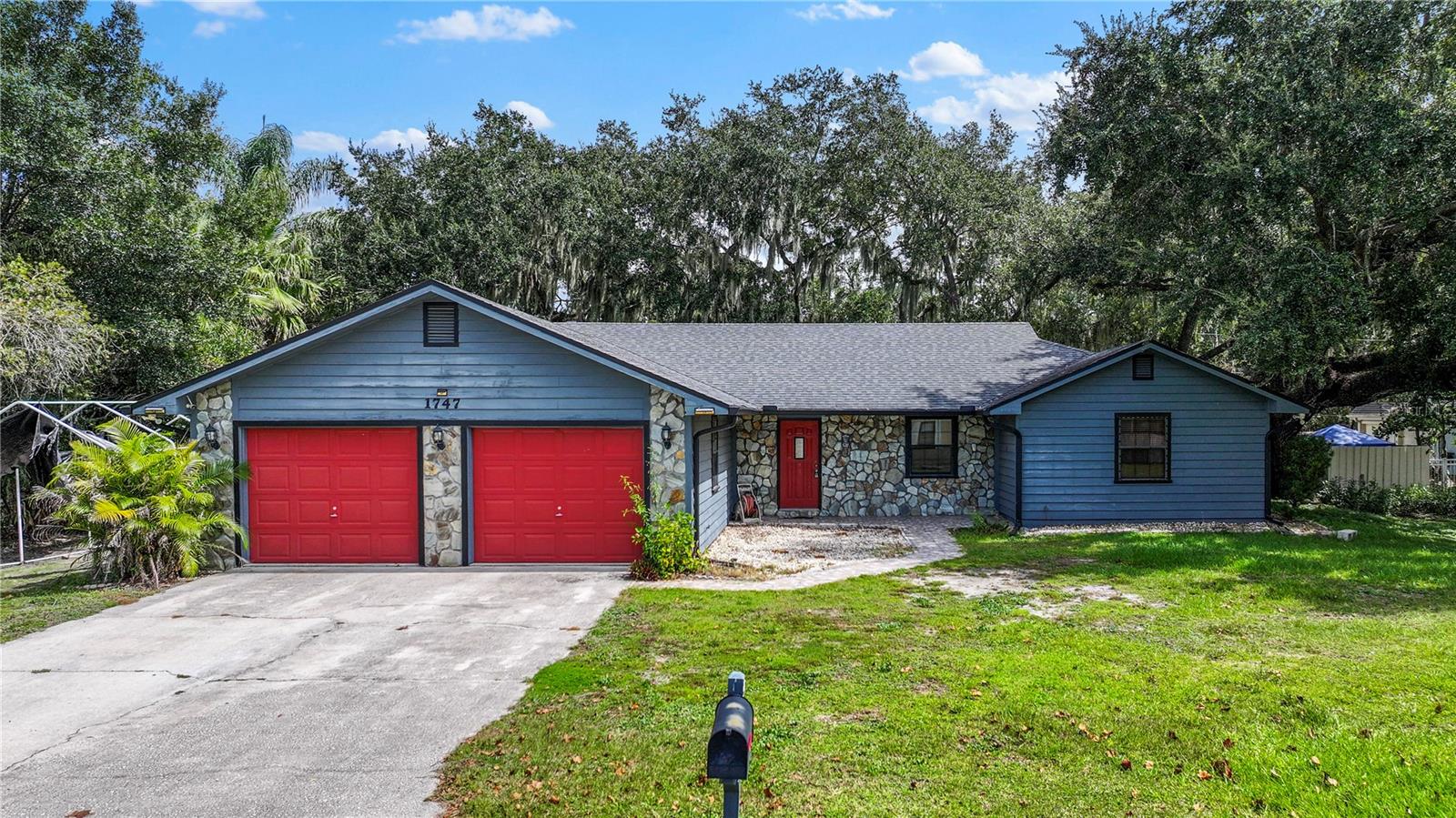 Listing photo 1 for 1747 King Edward Drive