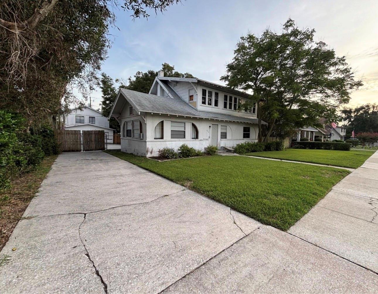 Listing photo 2 for 640 Avenue I Nw
