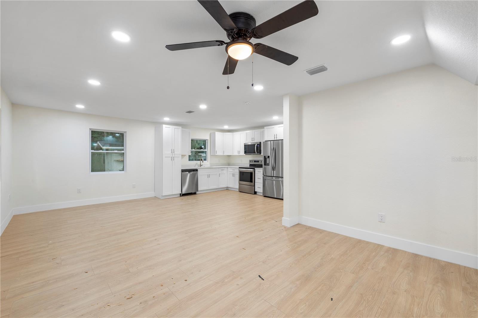 Listing photo 3 for 828 30th St Nw