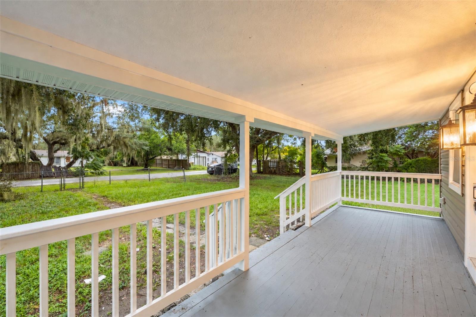 Listing photo 2 for 828 30th St Nw