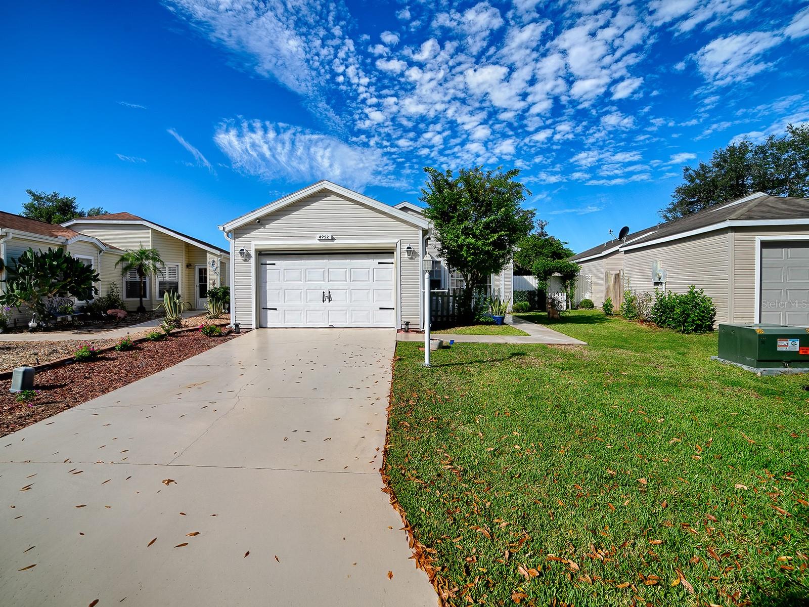 Listing photo 1 for 4952 Heron Run Cir