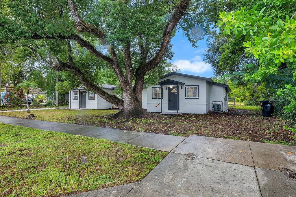 Listing photo 3 for 842 Dennis Ave