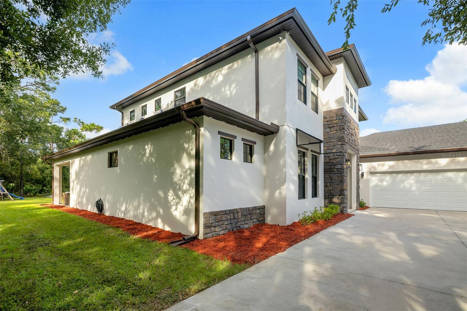 Listing photo 3 for 19811 Mardi Gras St