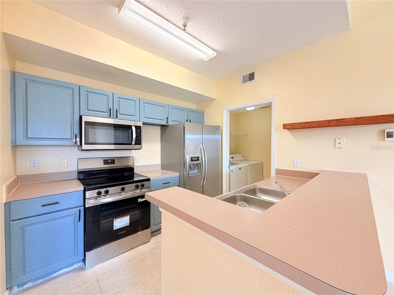 Listing photo 3 for 5500 Metrowest Blvd #14-308
