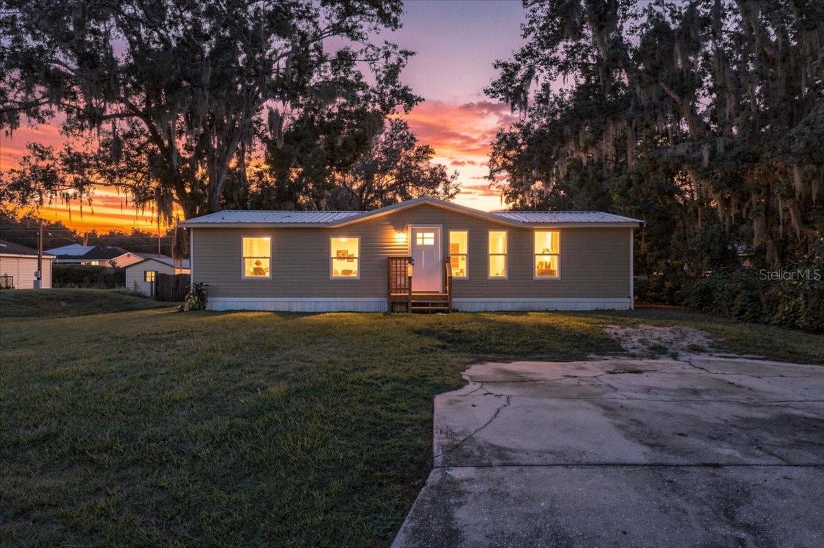 Listing photo 1 for 2412 Island Oaks W