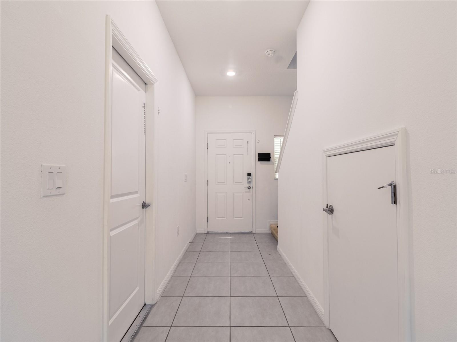 Listing photo 3 for 2918 Canary Ave