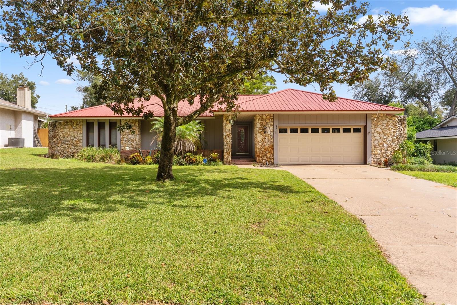 Listing photo 1 for 991 Rolling Oaks Cv