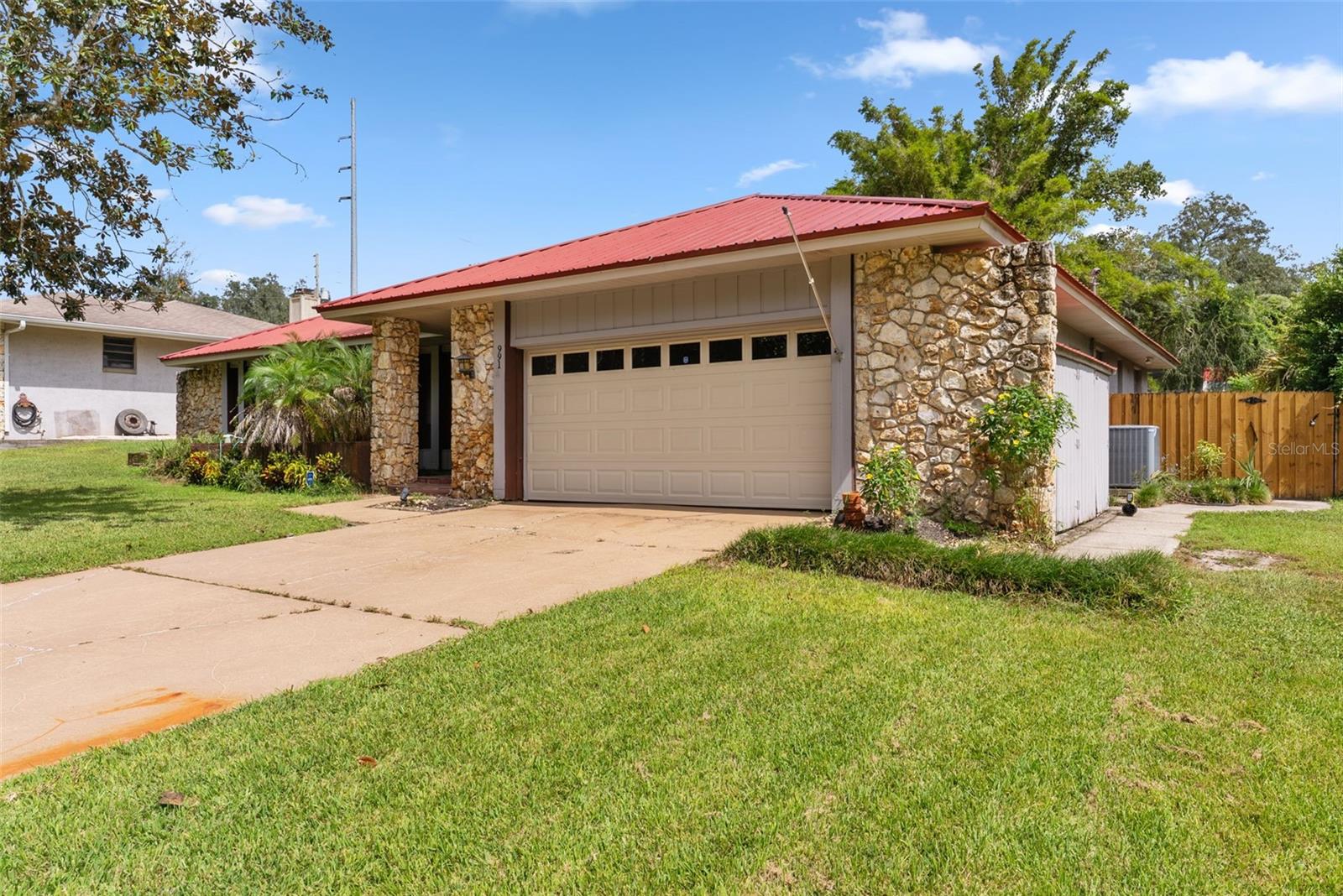 Listing photo 2 for 991 Rolling Oaks Cv