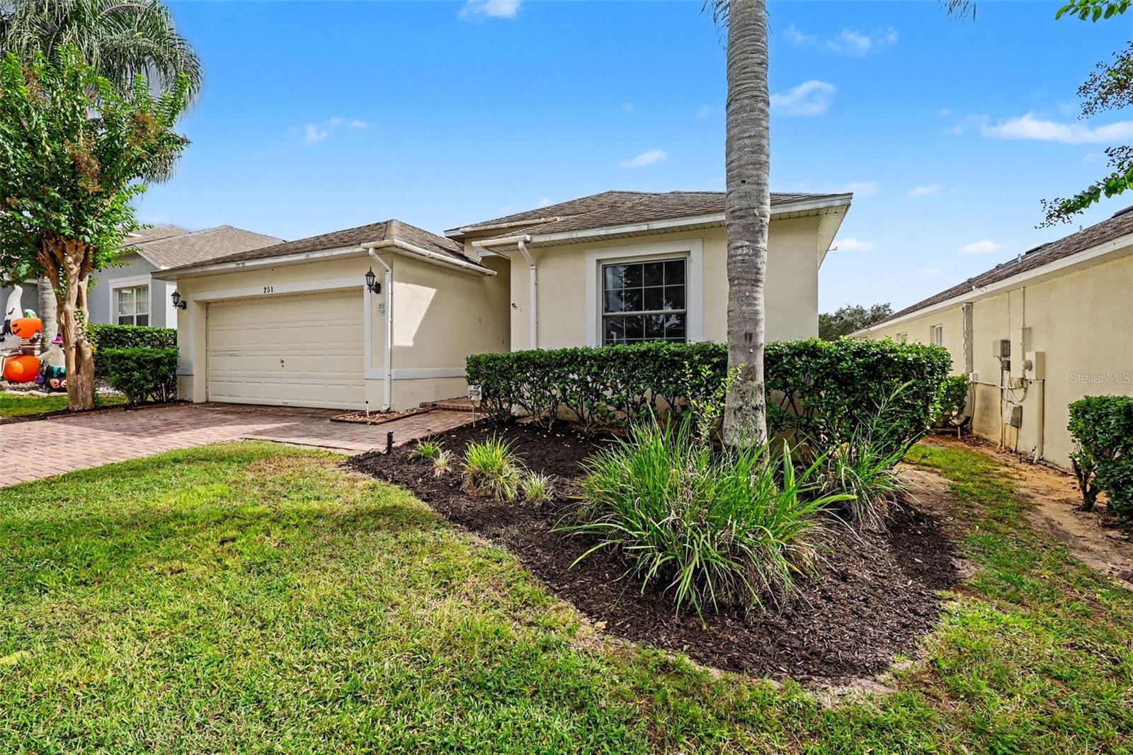 Listing photo 3 for 251 Kensington Dr