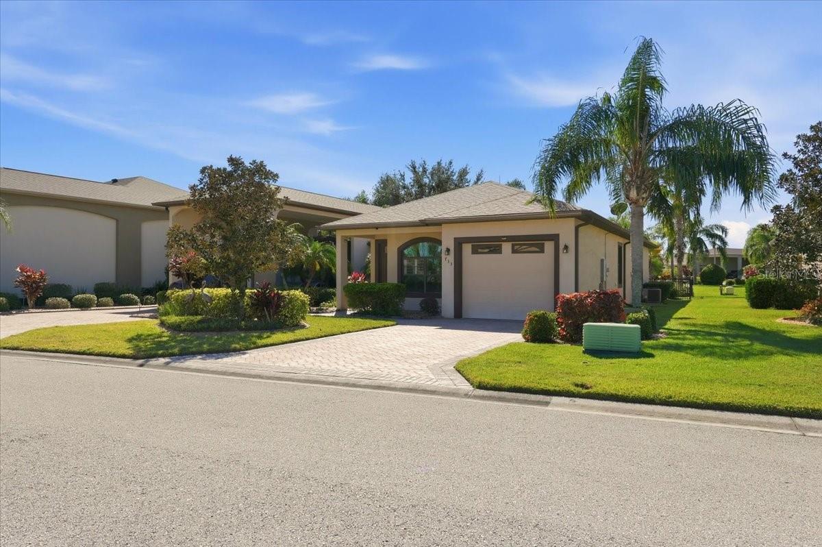 Listing photo 3 for 733 Meandering Way