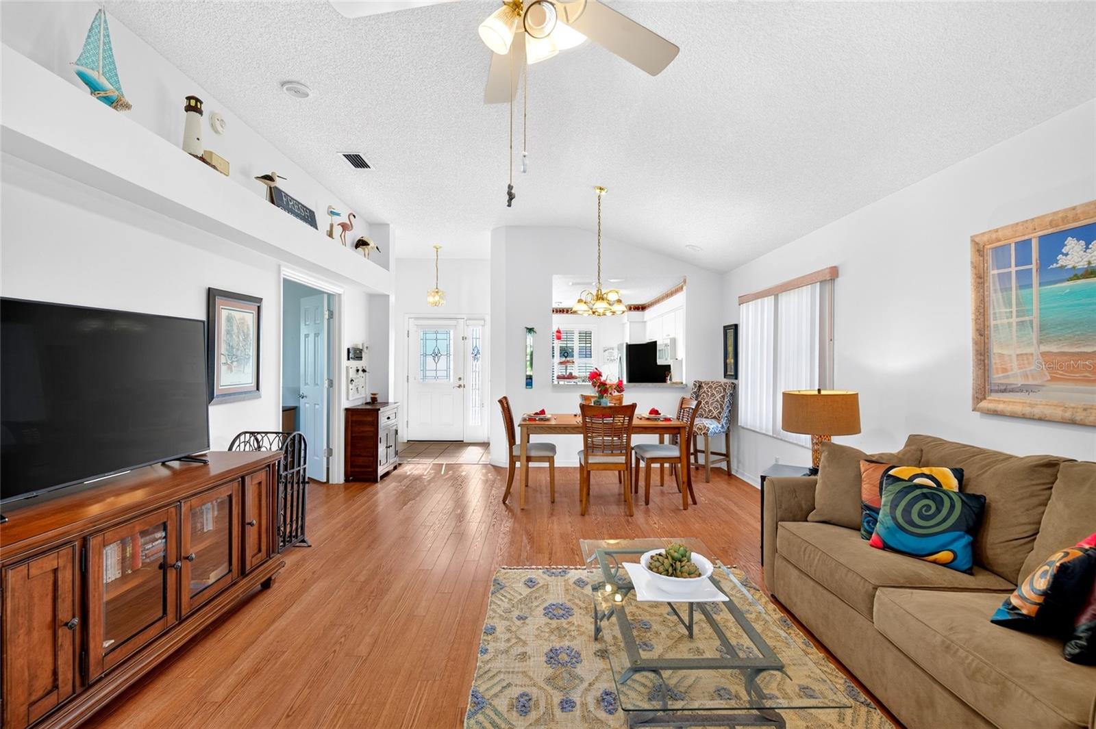Listing photo 3 for 529 Alcazar Ct