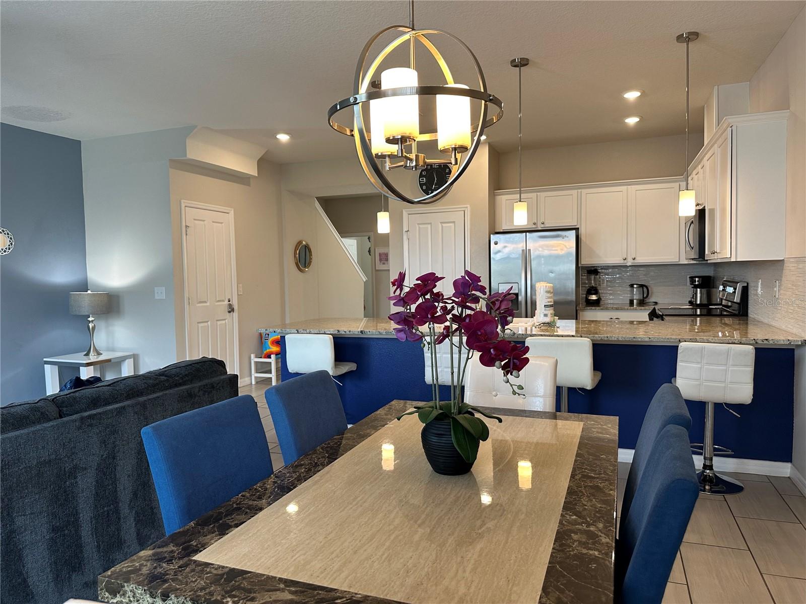 Listing photo 3 for 5145 Adelaide Dr