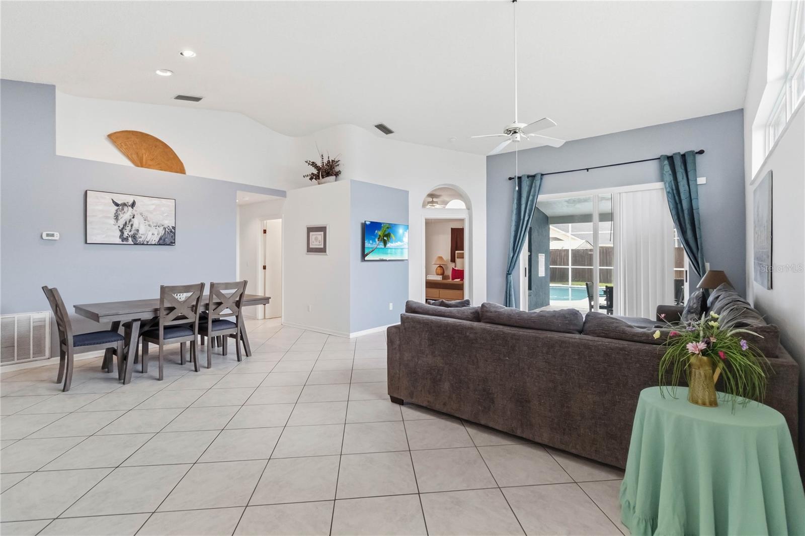 Listing photo 3 for 2911 Dickens Cir