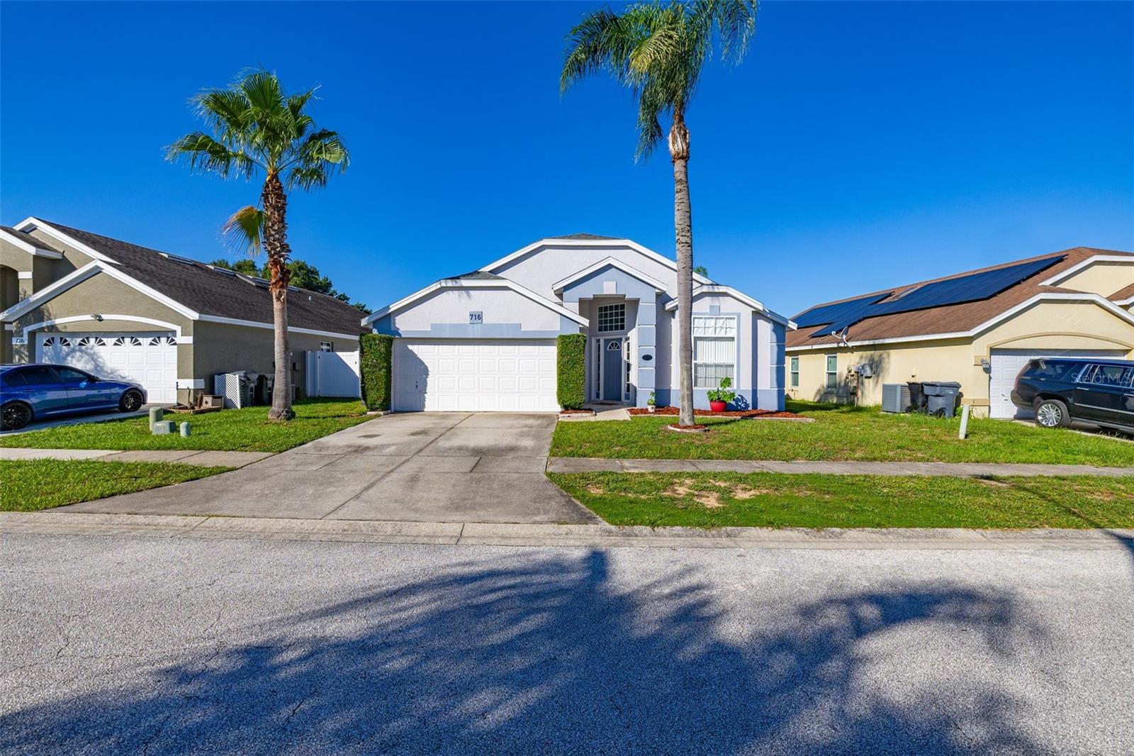 Listing photo 2 for 716 Rochester Loop