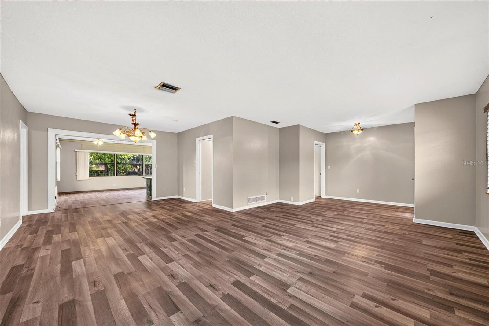 Listing photo 3 for 2504 Lauderdale Ct