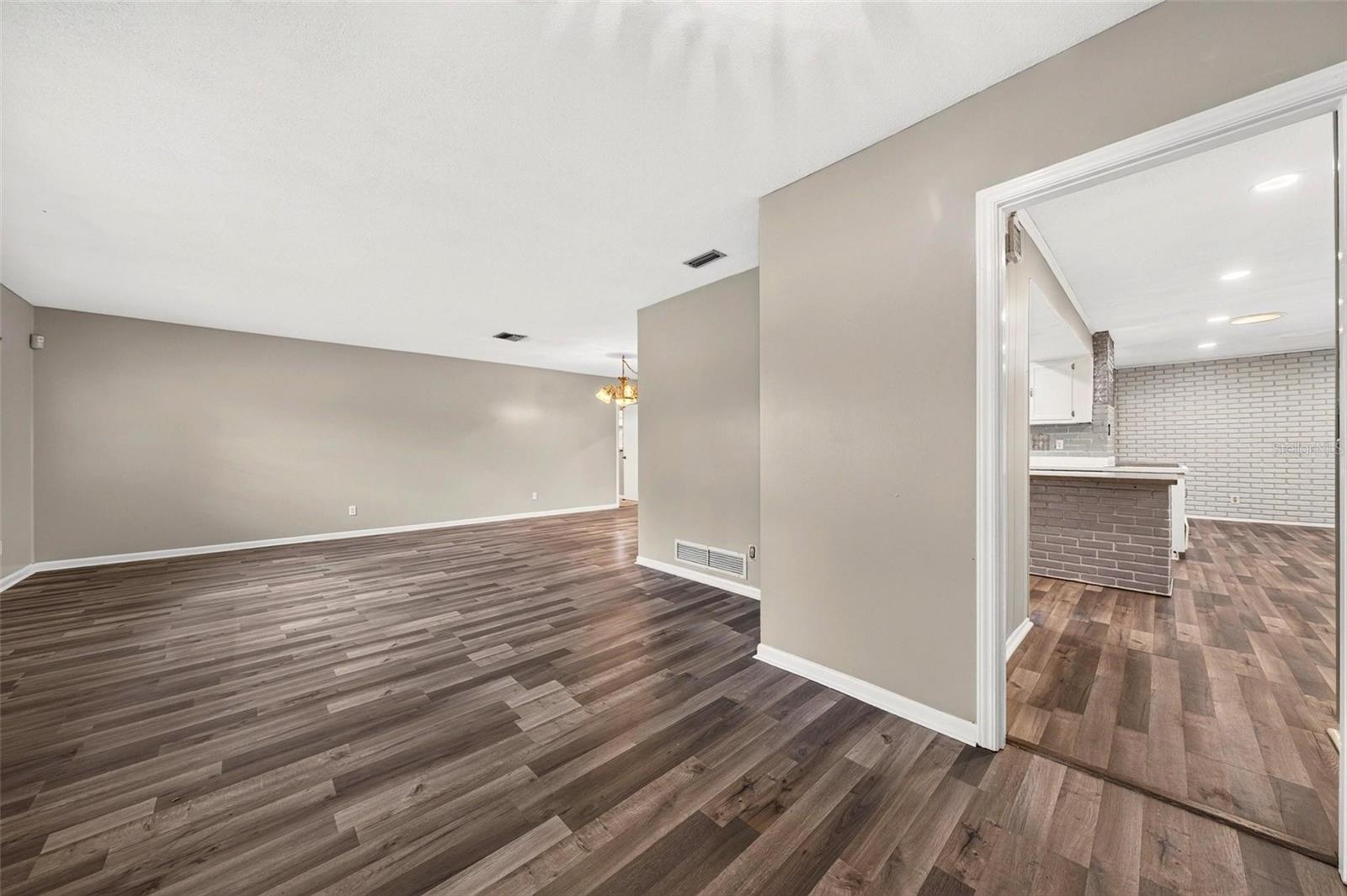 Listing photo 2 for 2504 Lauderdale Ct