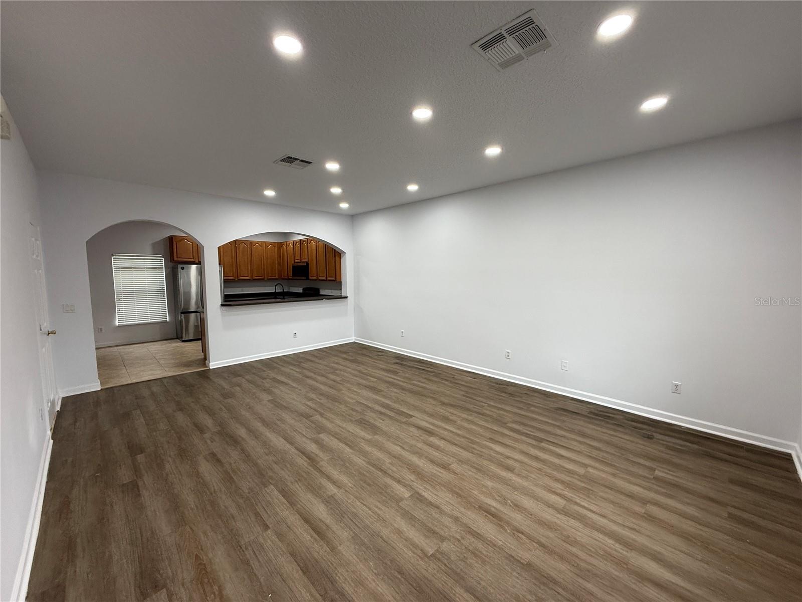Listing photo 3 for 16711 Cedar Crest Dr
