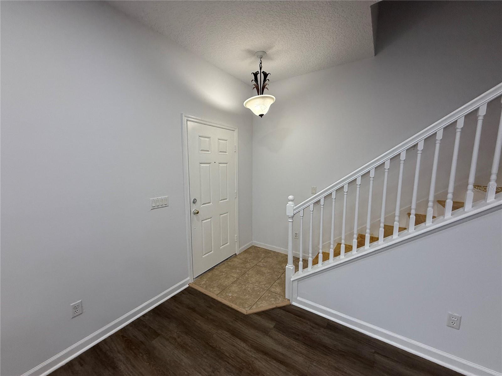 Listing photo 2 for 16711 Cedar Crest Dr