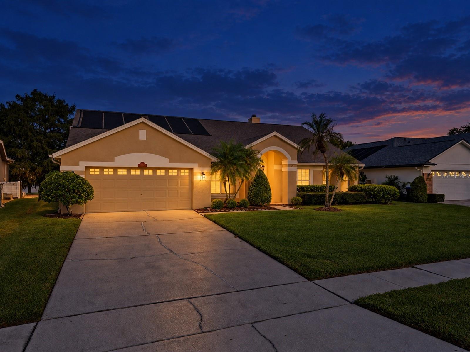 Listing photo 3 for 13715 Bluewater Cir