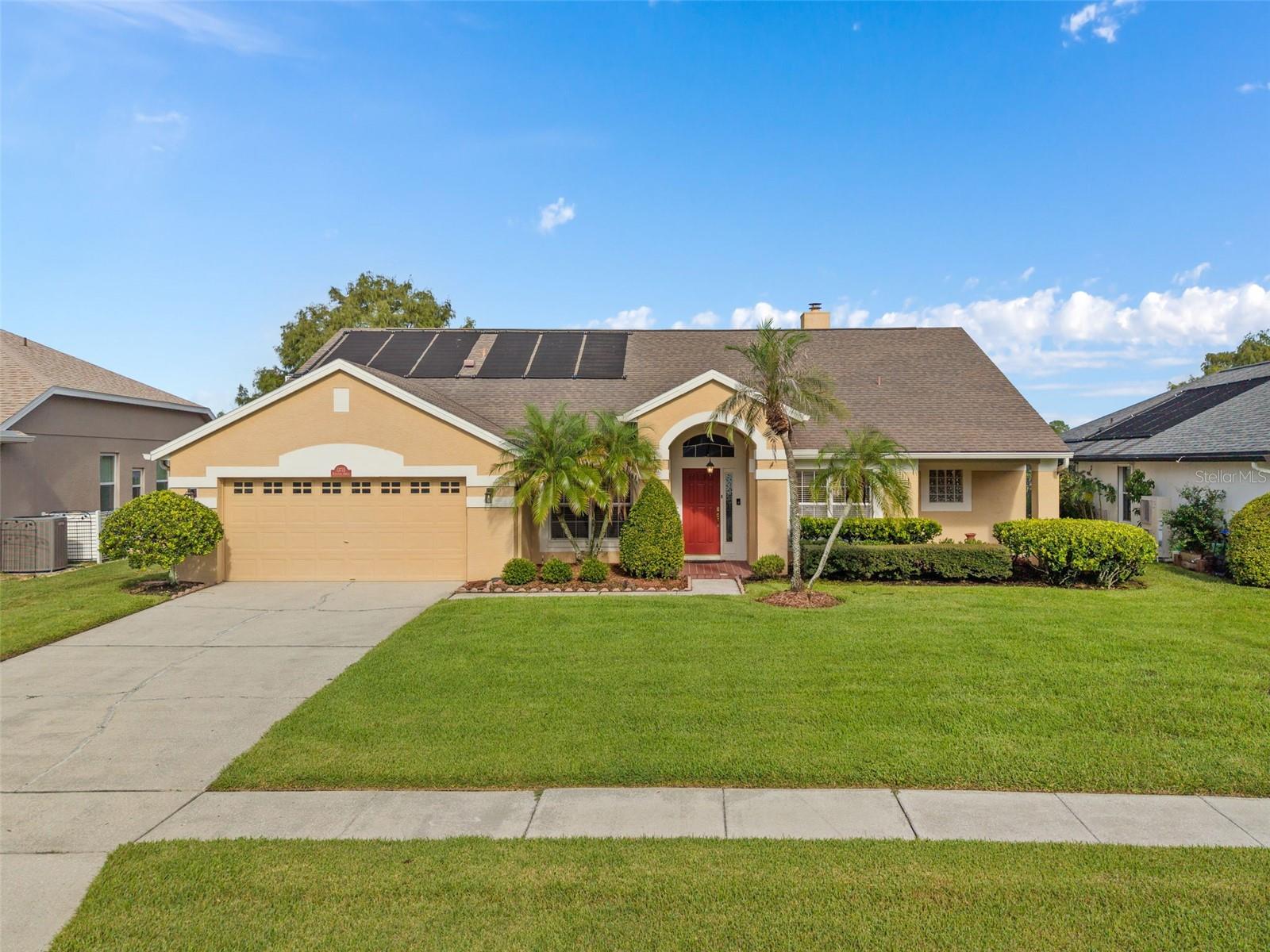 Listing photo 2 for 13715 Bluewater Cir