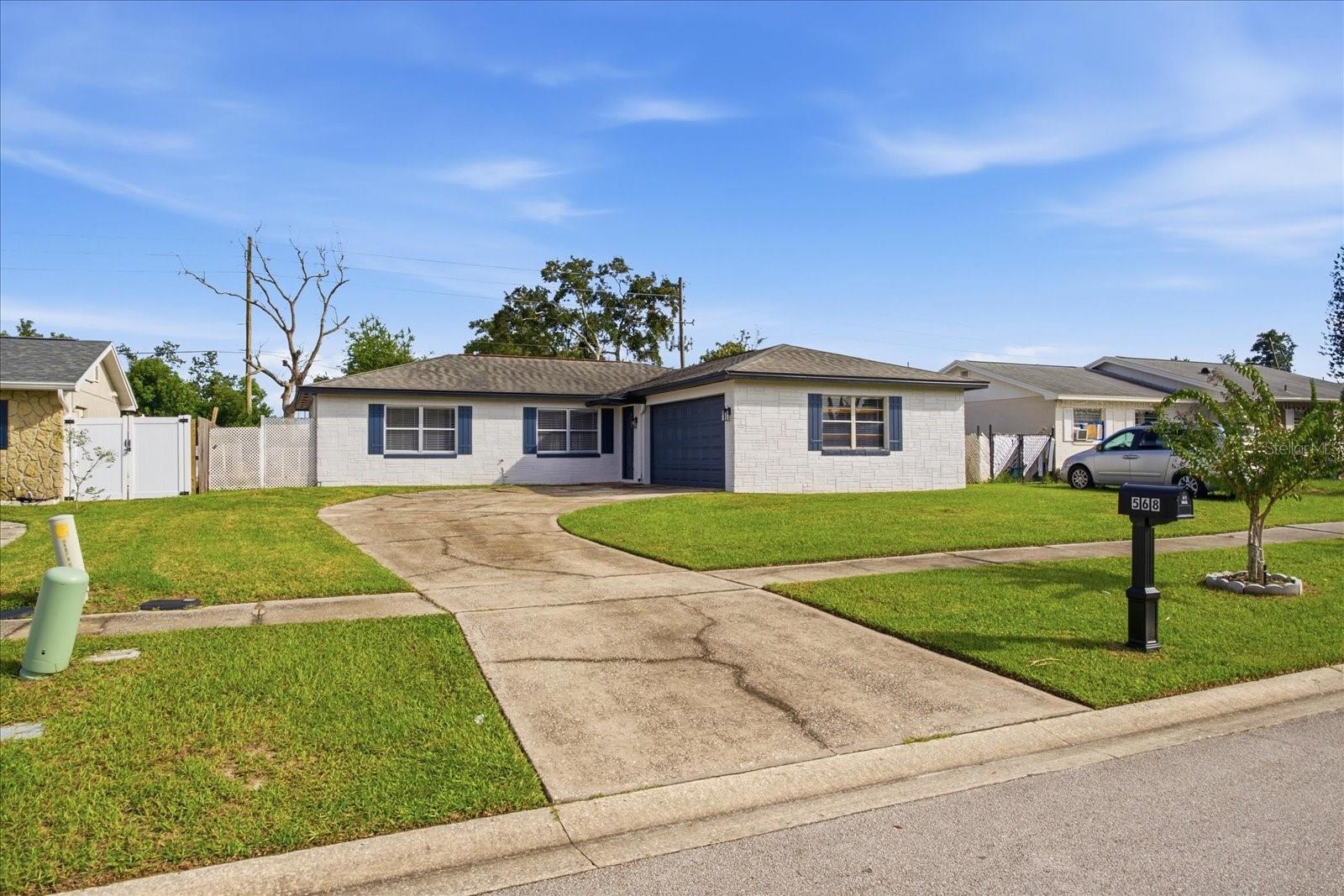 Listing photo 2 for 568 Tulane Dr