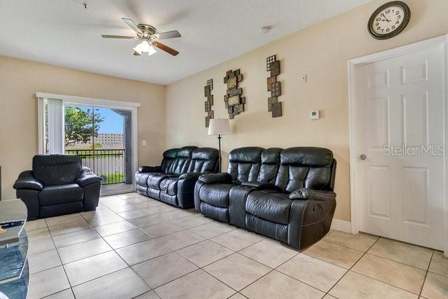 Listing photo 3 for 3702 Palm Desert Ln #5414