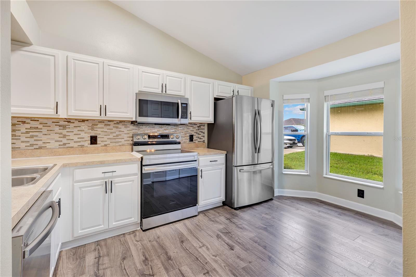 Listing photo 2 for 3231 Villa Way Cir