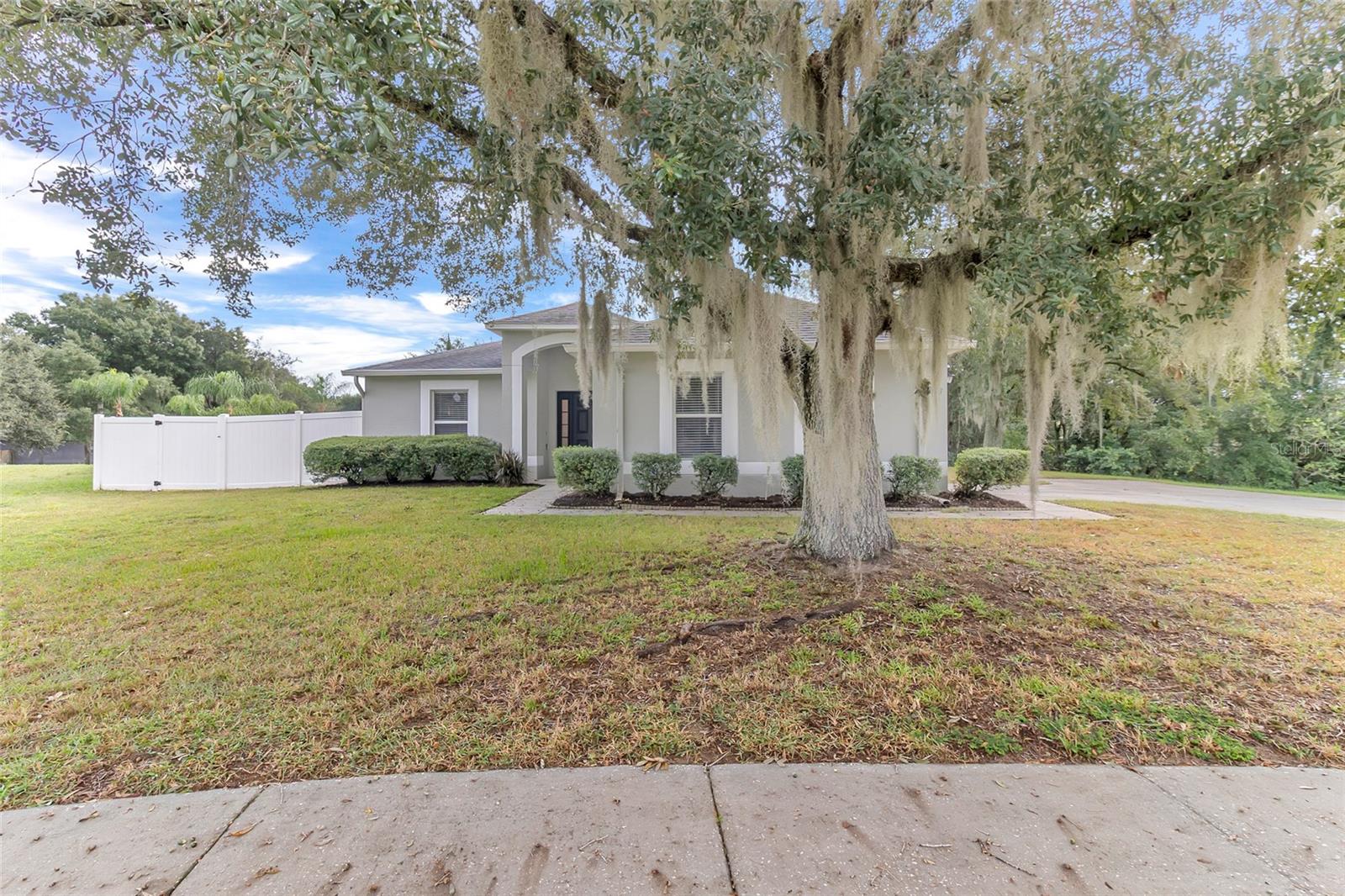 Listing photo 3 for 2073 Hayfield Way