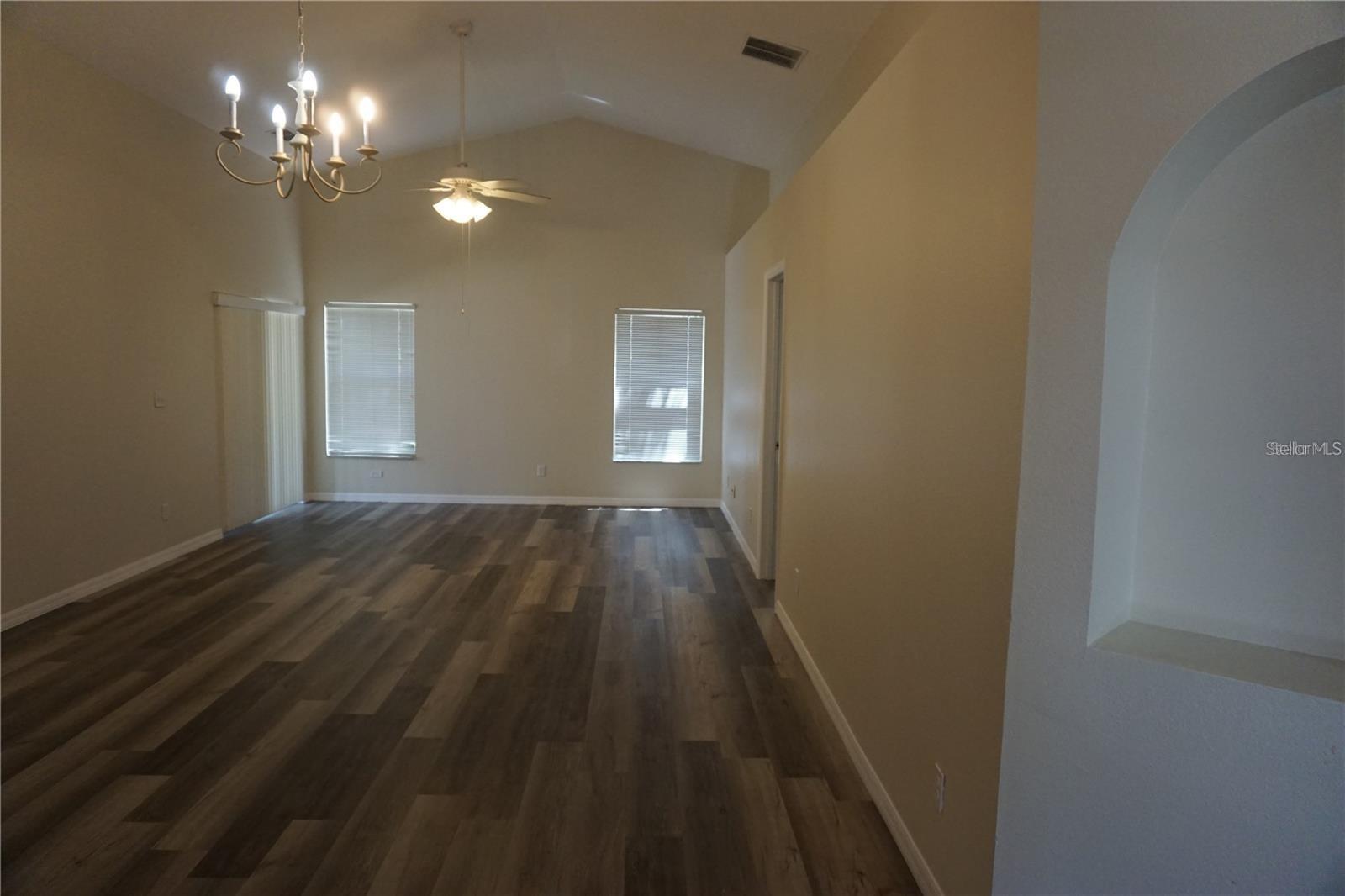 Listing photo 3 for 1084 Bluegrass Dr