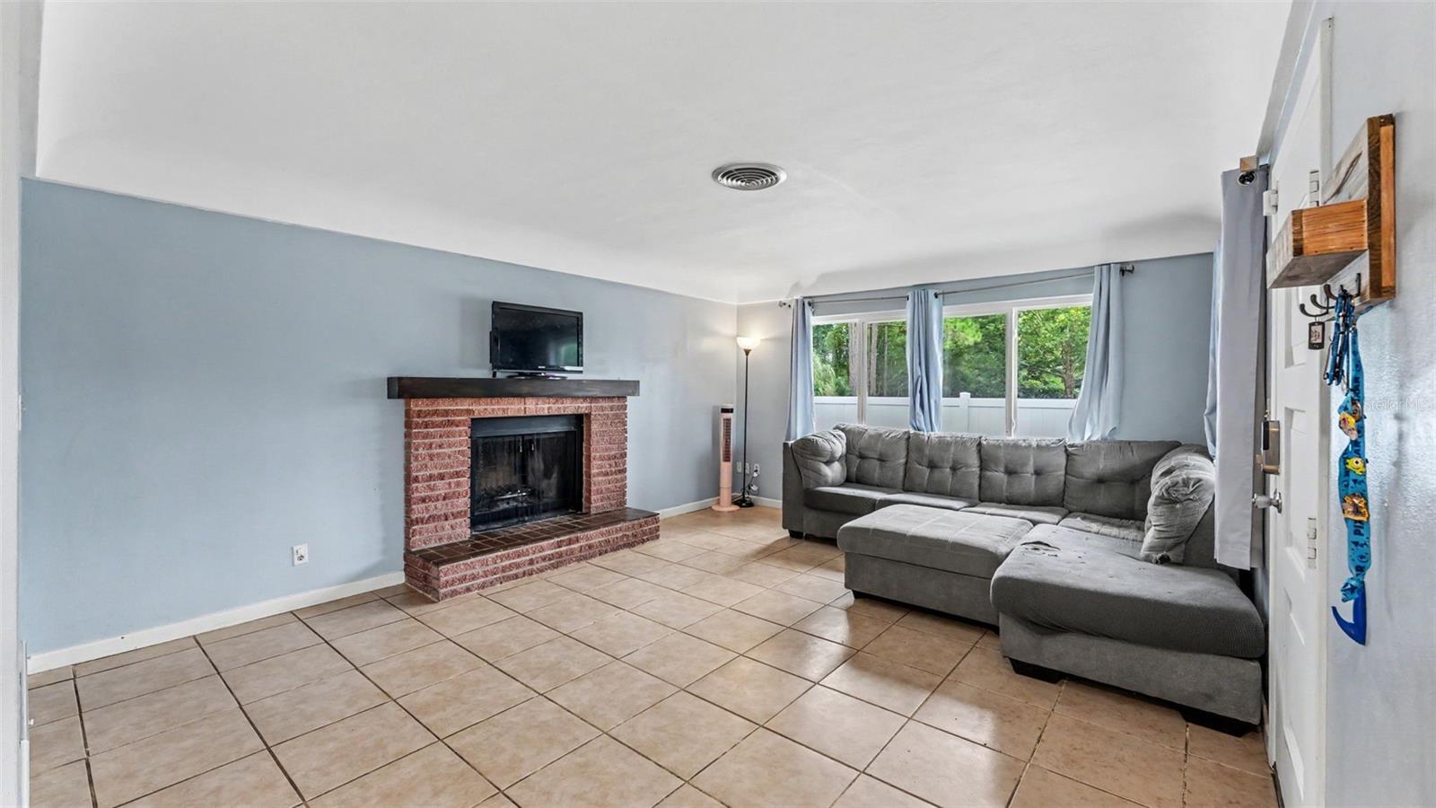 Listing photo 3 for 1330 Auburn St