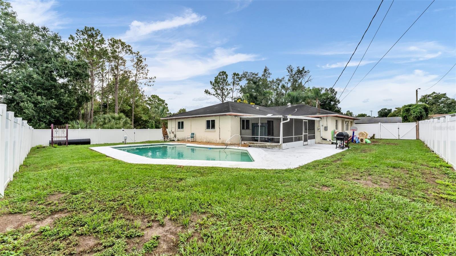 Listing photo 2 for 1330 Auburn St