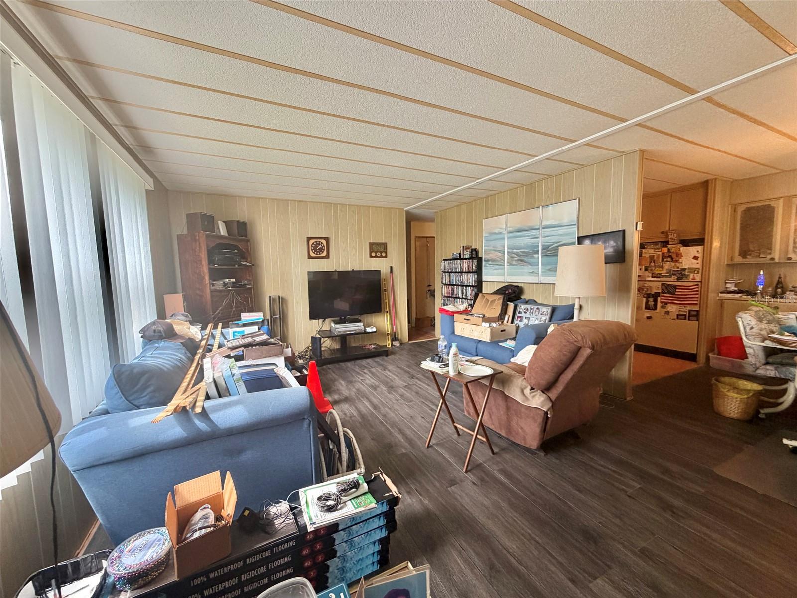 Listing photo 2 for 355 Hawthorne Blvd