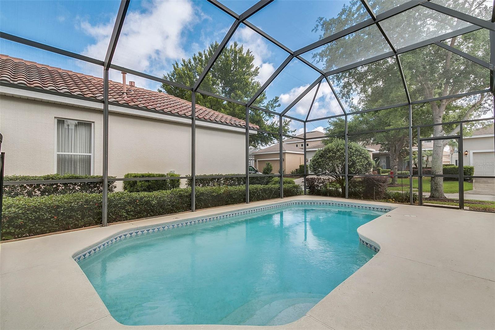 Listing photo 2 for 7403 Velleux St