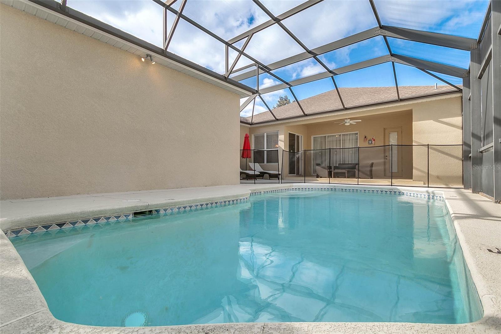 Listing photo 3 for 7403 Velleux St