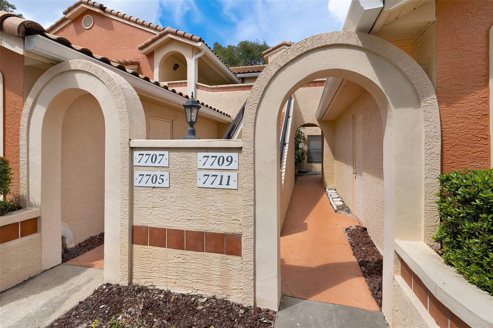 Listing photo 2 for 7711 Sugar Bend Dr