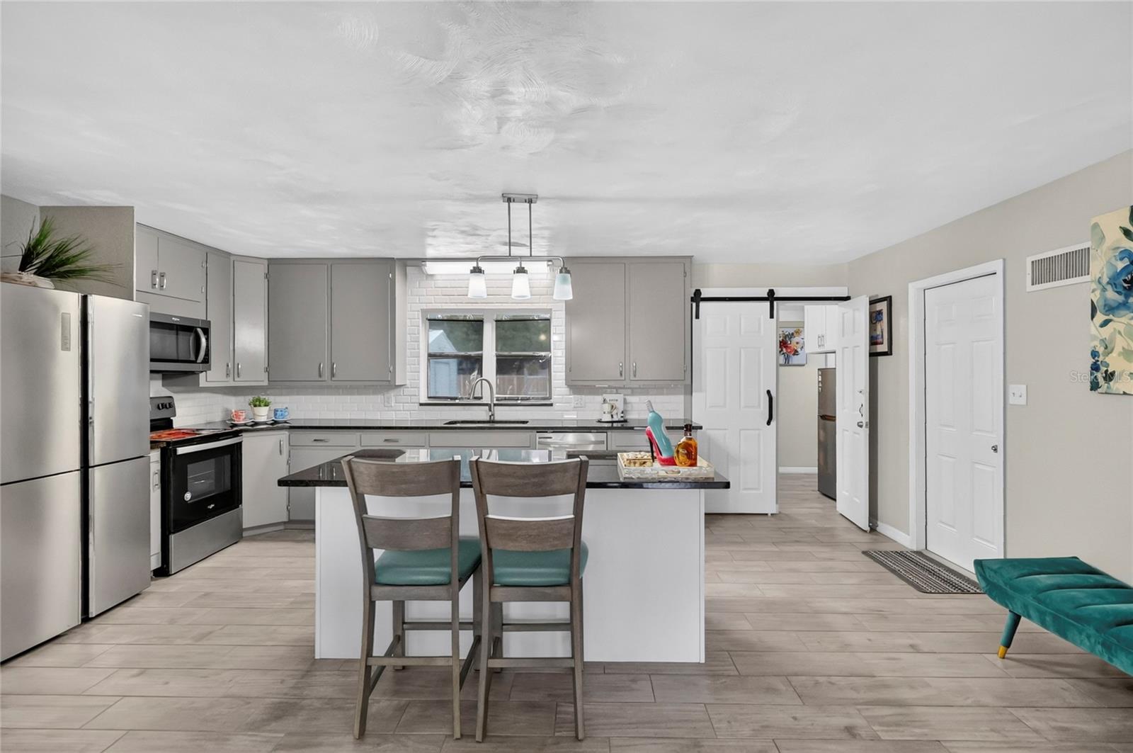 Listing photo 3 for 1075 8th St Nw