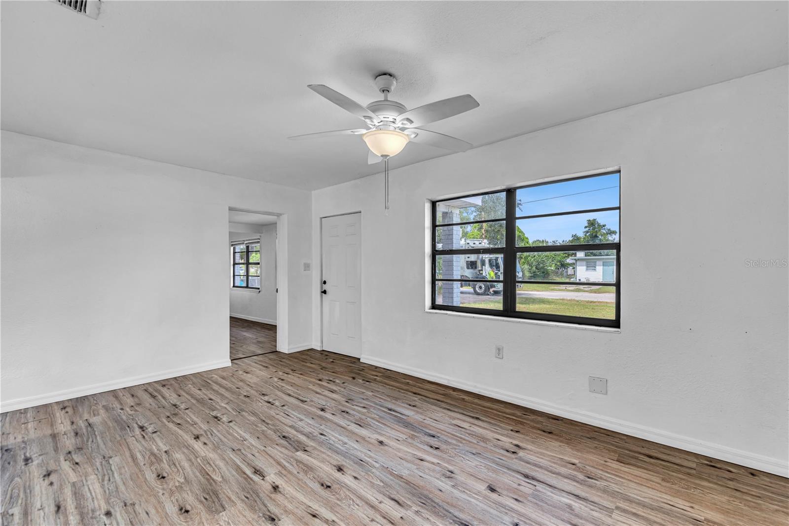Listing photo 2 for 218 6th Jpv St