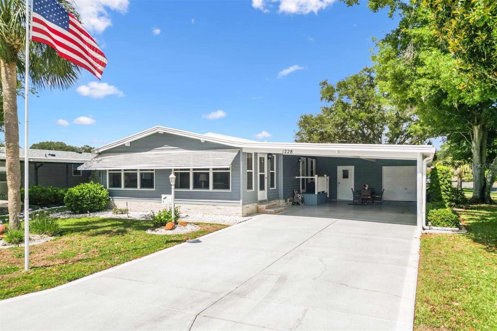Listing photo 1 for 1228 Palmetto Dr