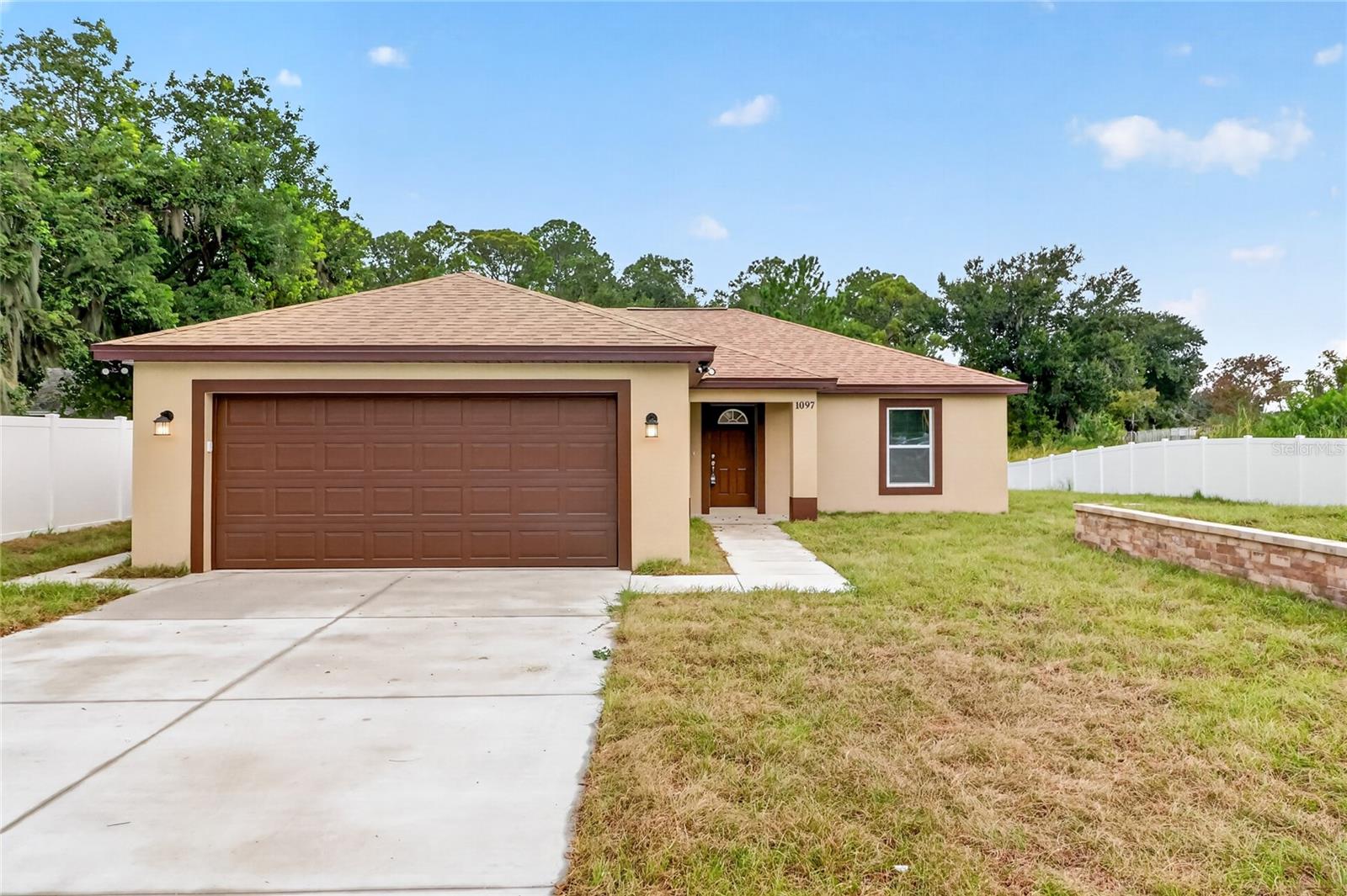 Listing photo 1 for 1097 Carefree Cove Dr