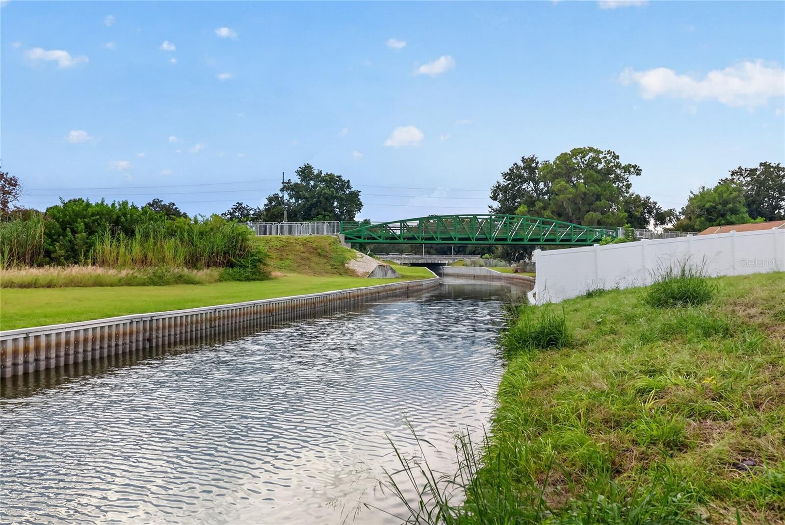 Listing photo 2 for 1097 Carefree Cove Dr