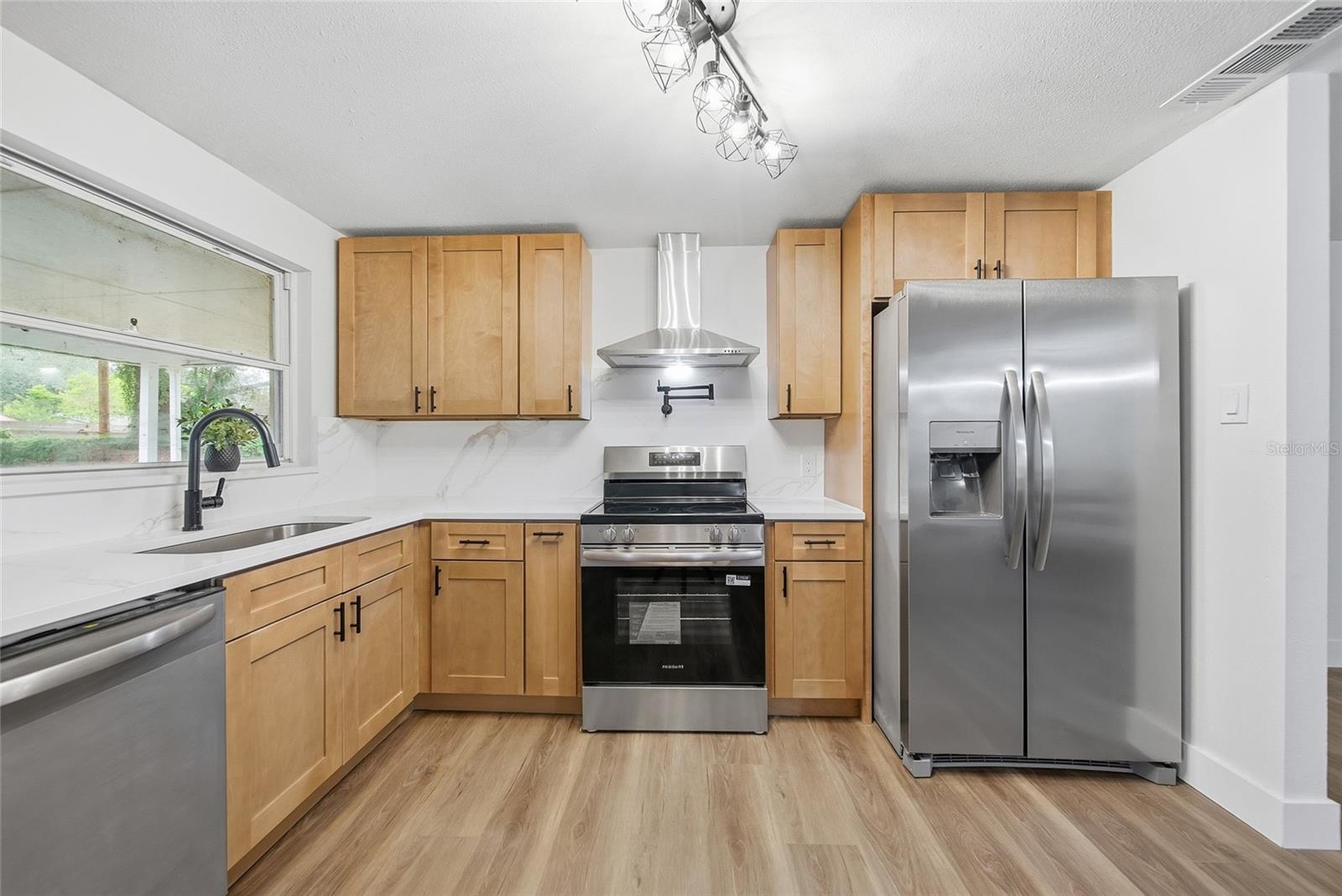 Listing photo 3 for 3027 Redwood Ave