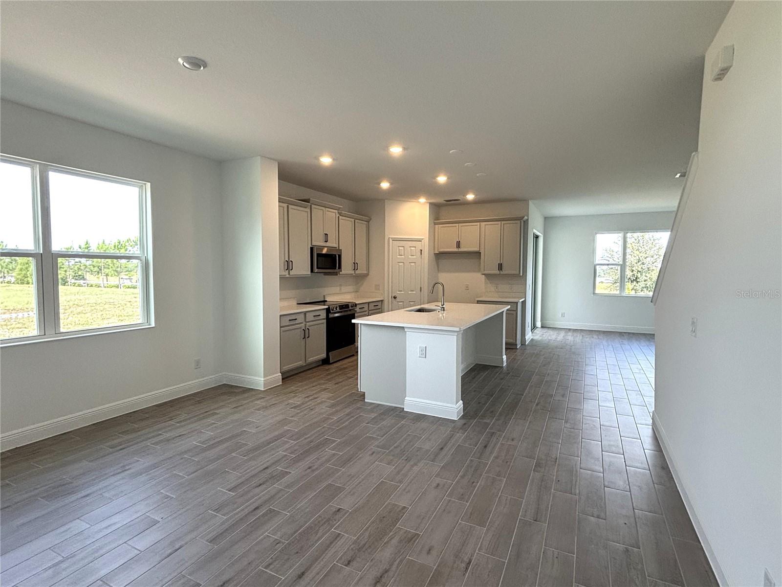 Listing photo 2 for 7252 Rolling Leaf Rd