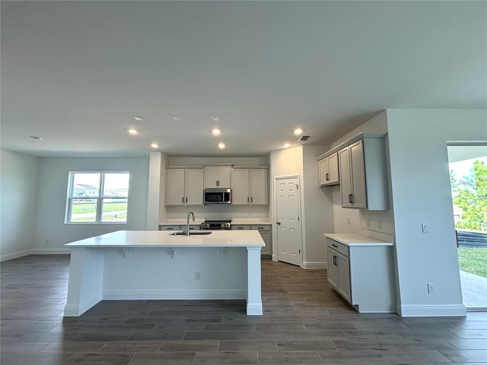 Listing photo 3 for 7252 Rolling Leaf Rd
