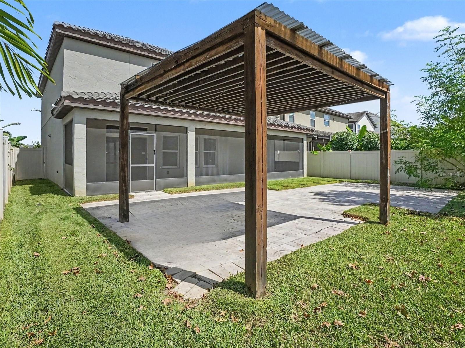 Listing photo 2 for 3208 Stonewyck St