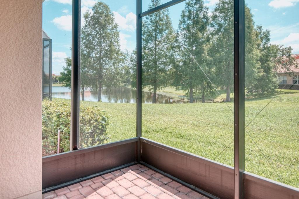 Listing photo 2 for 3432 Fallbrook Dr