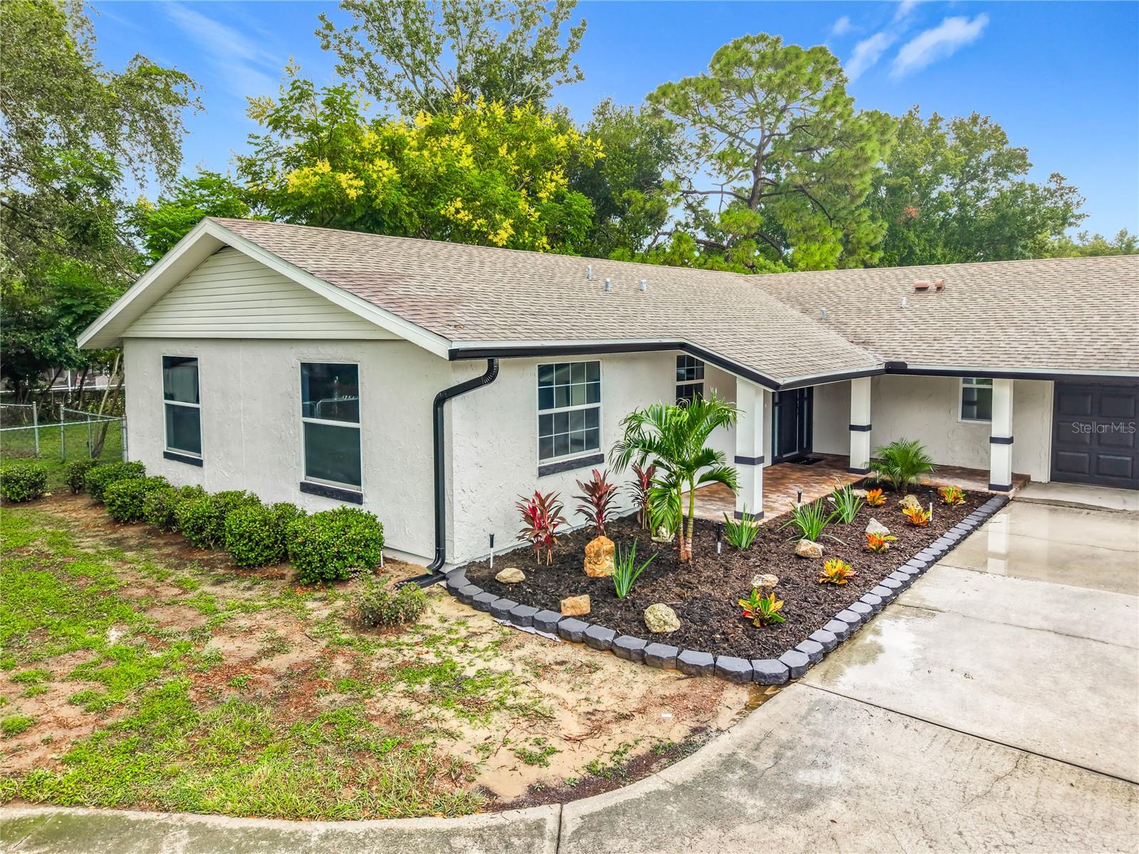 Listing photo 2 for 1904 9th St S